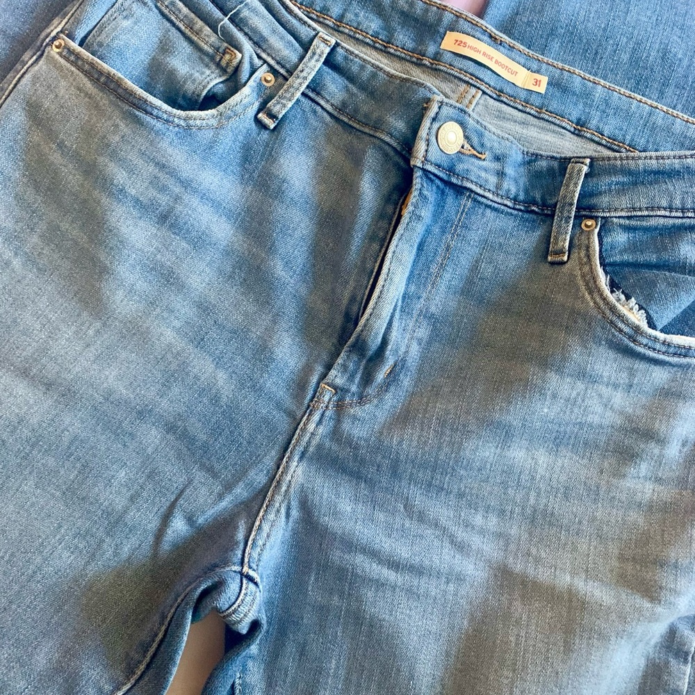 Levi's 725 High Rise Bootcut Jeans - Picture 3 of 5